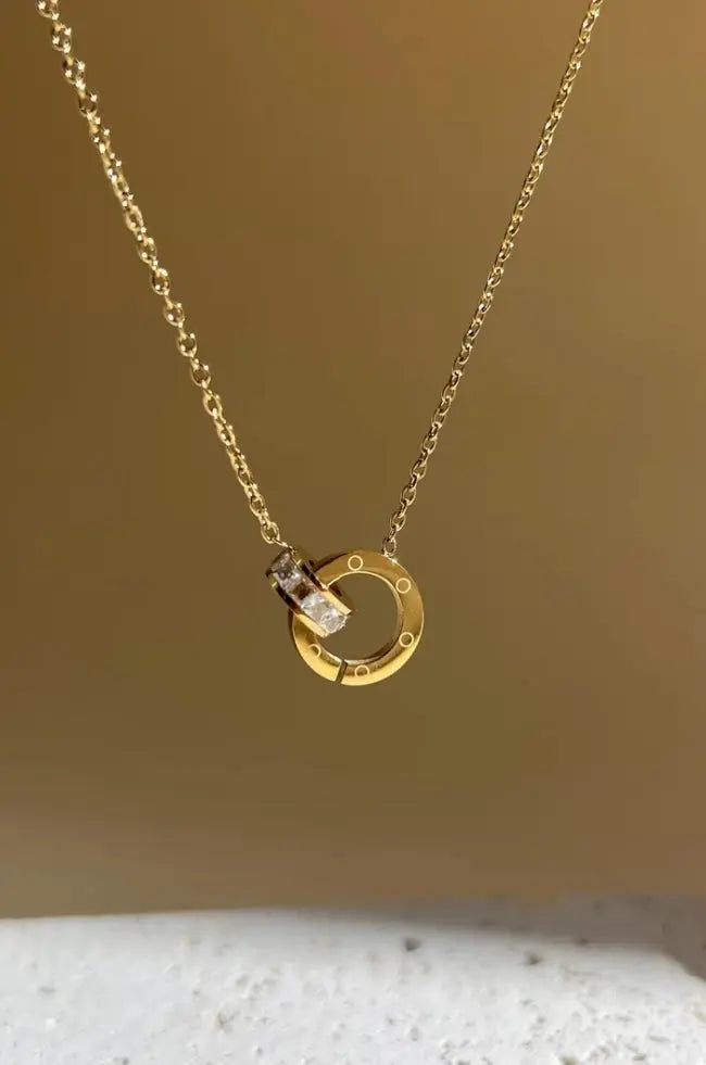 Collier pendentif rond entrelacé strass Éluna