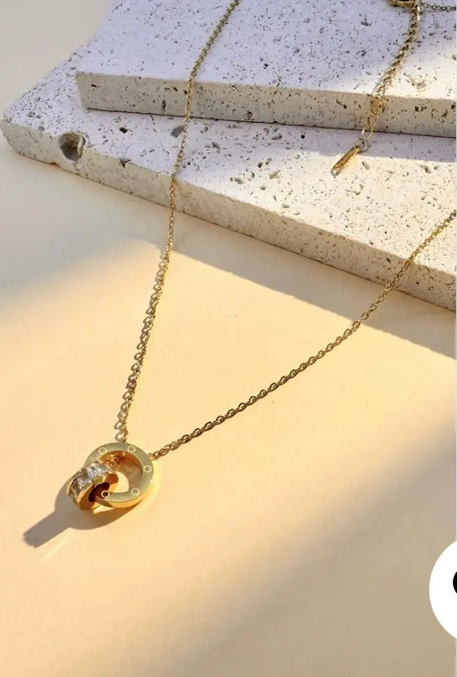Collier pendentif rond entrelacé strass Éluna